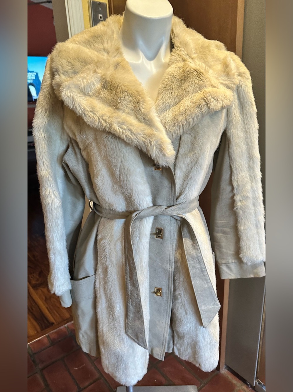 Rare Distressed Aleutian Beige Fur coat - Size 20' Shoulders, 19' Underarms
